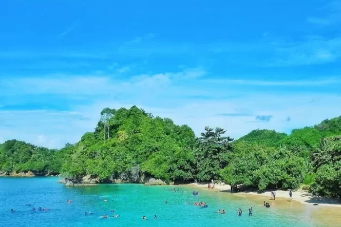 
					7 Wisata Pantai di Jawa Timur yang Harus Kamu Kunjungi