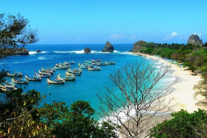 
					Pantai Watu Ulo Jember