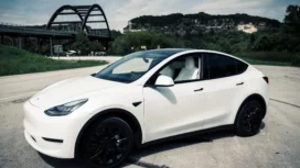 Tesla Model Y adalah sebuah SUV ukuran sedang yang seluruhnya bertenaga listrik dan sudah mendapatkan popularitas yang cukup tinggi karena kombinasi efisiensi, performa, dan teknologi yang dimilikinya.