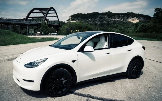
					Tesla Model Y adalah sebuah SUV ukuran sedang yang seluruhnya bertenaga listrik dan sudah mendapatkan popularitas yang cukup tinggi karena kombinasi efisiensi, performa, dan teknologi yang dimilikinya.